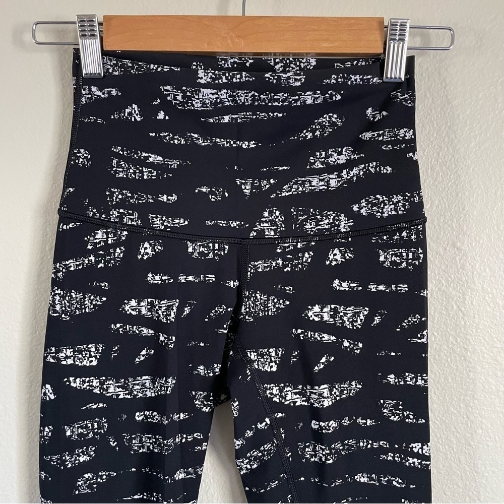 Lululemon Graphic Print Wunder Under High Rise Legging Graf Black White Size 4 - Picture 8 of 9